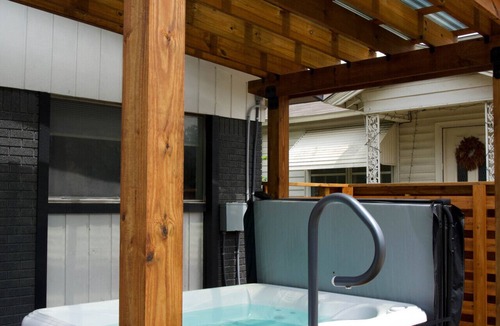 North Loop House | The Juniper - Renovated, Cozy North Loop Home w/Hot Tub
