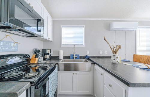 Port O Connor Cabin | THE KEYS OF POC Unit 1# Cozy 1-bedroom cabin , AC with boat parking