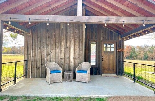 Elm Mott House | The Kingfisher Cabin 15min to Magnolia Baylor