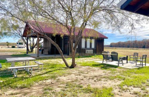 Elm Mott Ski Chalet | The Kingfisher Cabin 15MIN to Magnolia Baylor