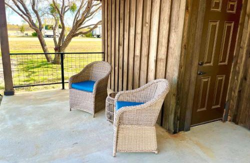 Elm Mott Ski Chalet | The Kingfisher Cabin 15MIN to Magnolia Baylor