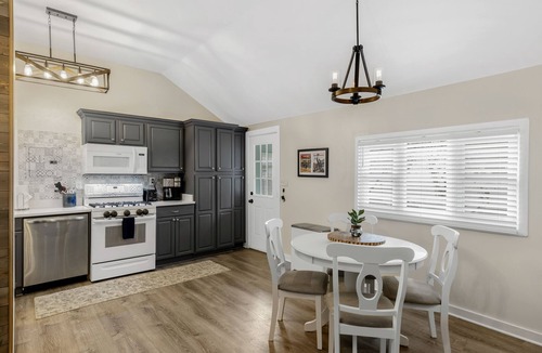 Saratoga Springs Cottage | The Kings Cottage-Hot Tub! Pet Friendly! Fire pit, Outdoor Games, Close to Town