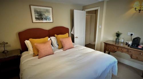 Holmbury St Mary Hotel | The Kings Head