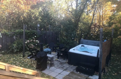 Keswick Ridge House | The King’s Hideaway, hot tub/pizza oven/walking trail/pet friendly/ski Crabbe.