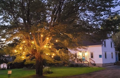 Keswick Ridge House | The King’s Hideaway, hot tub/pizza oven/walking trail/pet friendly/ski Crabbe.