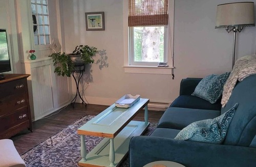 Keswick Ridge House | The King’s Hideaway, hot tub/pizza oven/walking trail/pet friendly/ski Crabbe.