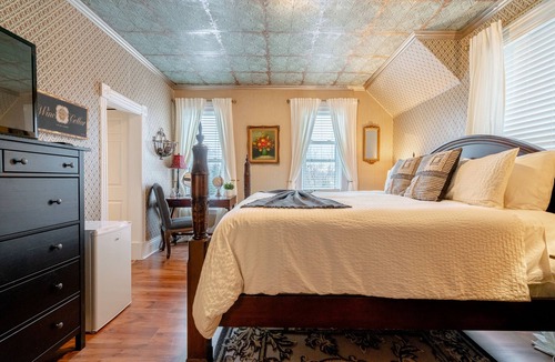Ruthven Hotel | The Kingsville House