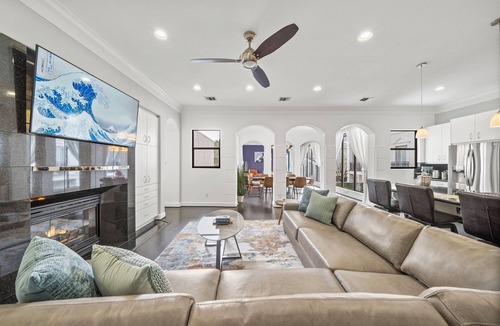 Greenway Plaza-Upper Kirby House | The Kirby Retreat. Heated Pool, King Suites And Games. Secluded, Central Setting