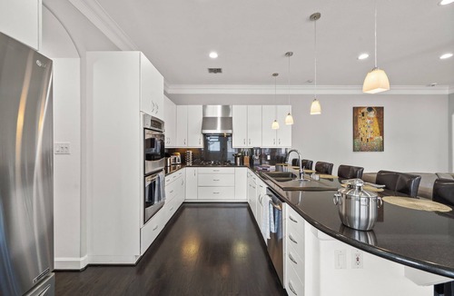 Greenway Plaza-Upper Kirby House | The Kirby Retreat. Heated Pool, King Suites And Games. Secluded, Central Setting