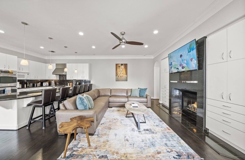 Greenway Plaza-Upper Kirby House | The Kirby Retreat. Heated Pool, King Suites And Games. Secluded, Central Setting