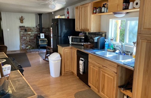 Plush House | The Kjar House. A one bedroom family retreat in the Oregon outback.