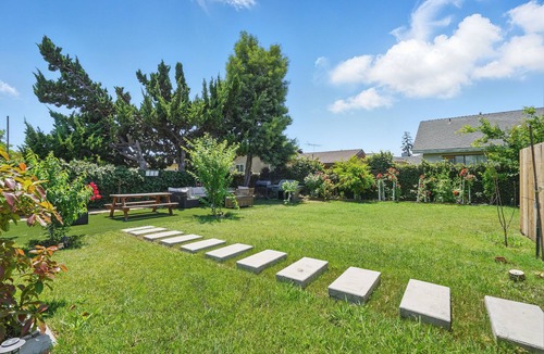 Hawthorne House | The LA Garden House Retreat