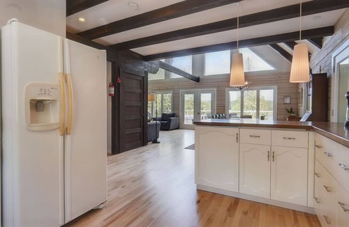 Pontiac House | The Lake Escape - Waterfront, Hot tub, Sleeps 14!