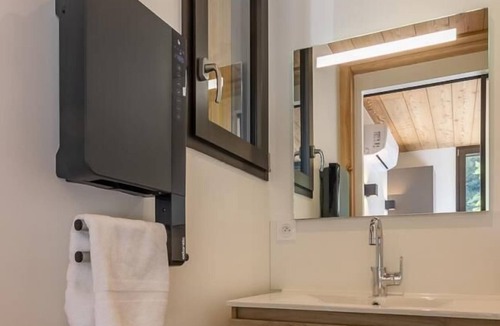 Conjux House | THE LAKE CHALET - SPOUSE