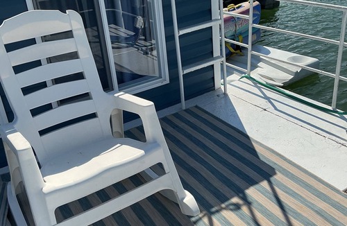 Rock Harbor Boat Rental | The Lake Escape