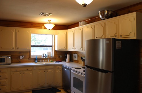 Dennis House | The Lake House is a cozy 2 bedroom at Stony Point