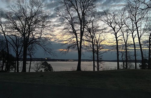 Dennis House | The Lake House is a cozy 2 bedroom at Stony Point