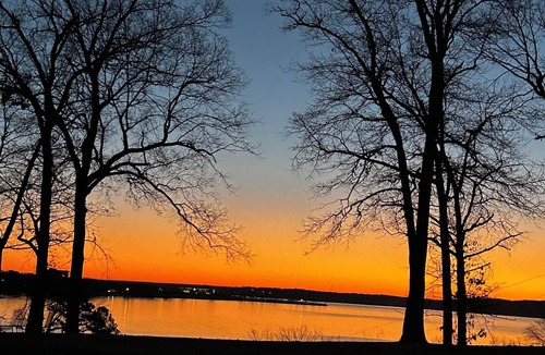 Dennis House | The Lake House is a cozy 2 bedroom at Stony Point