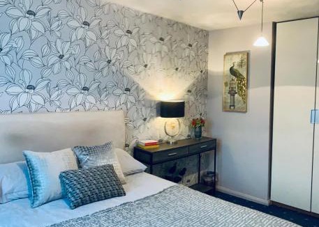 Woking Villa | The Lake House, Woking