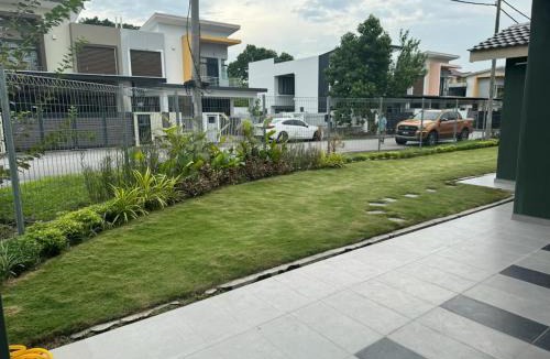 Kampung Rawa House | The Lake Retreat