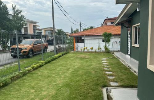 Kampung Rawa House | The Lake Retreat