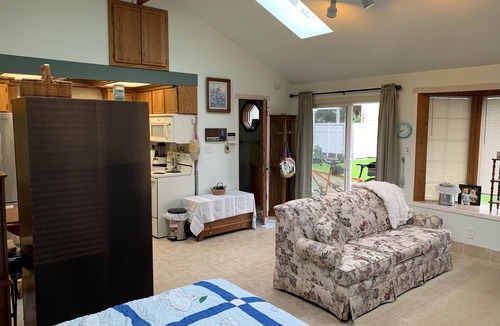 Bonney Lake Cottage | The Lake Tapps Bungalow