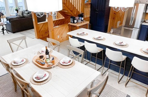 Mayville Cabin | The Lakefront Lodge near CHQ Institution