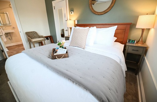 Geneva-on-the-Lake Hotel | The Lakehouse Inn