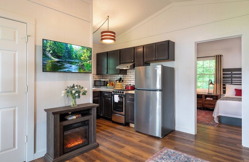 Gilbertsville Hotel | The Lakehouse Inn at Sledd Creek