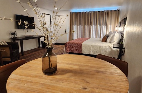 Gilbertsville Hotel | The Lakehouse Inn at Sledd Creek