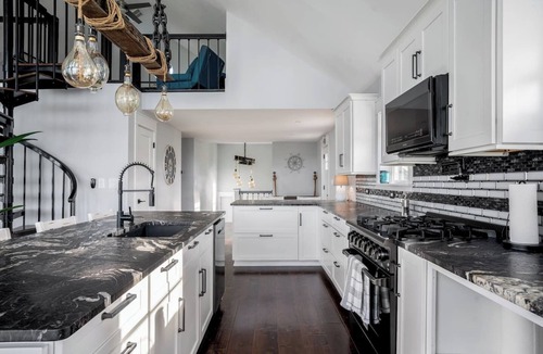 Niagara County House | The Lakeshore Cottage by Sul Lago