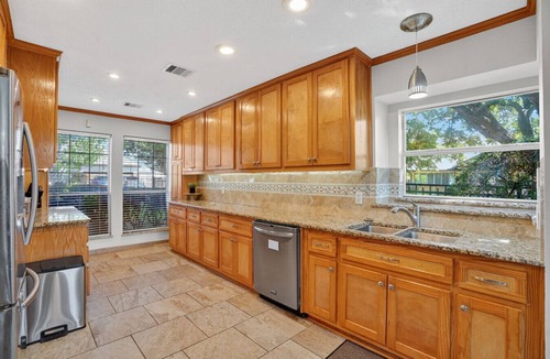 Montgomery House | The Lakeview Getaway | Sleeps 14
