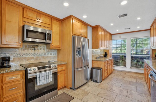 Montgomery House | The Lakeview Getaway | Sleeps 14