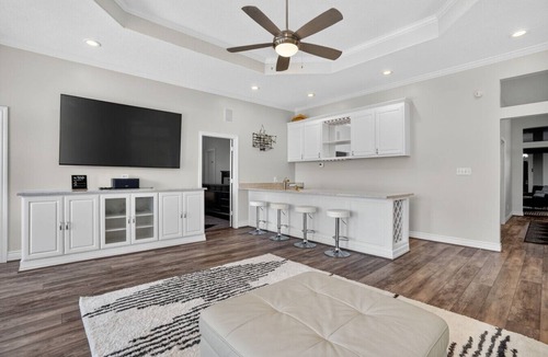 Montgomery House | The Lakeview Getaway | Sleeps 14