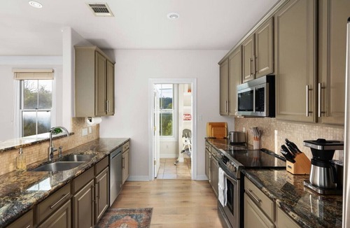 Old West Austin Apartment | The Lamar Lookout + 3BR + Skyline Views in Austin
