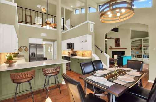 Bartonville House | The Land Fall Lodge S