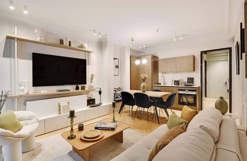 8th Arrondissement Apartment | The Lander - Serviced 2BR/2BA - Champs Elysées