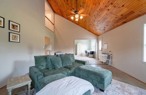 Pangburn House | The Landing House— Jetted Tub— Weddings—Elopements