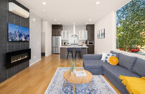 Ballard Villa | The Landing | Modern Townhome w/Rooftop Deck