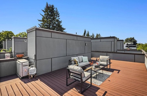 Ballard Villa | The Landing | Modern Townhome w/Rooftop Deck