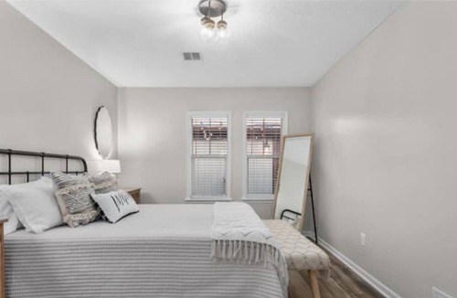 Parkville House | The Landing Pad-2 Bedroom 2 Bath w/garage parking