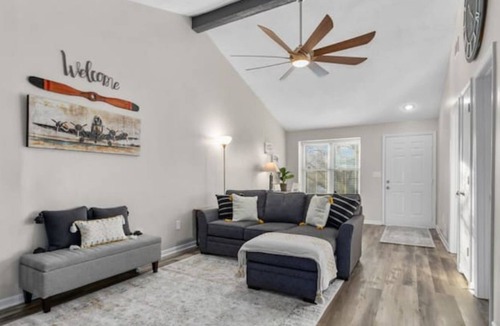 Parkville House | The Landing Pad-2 Bedroom 2 Bath w/garage parking