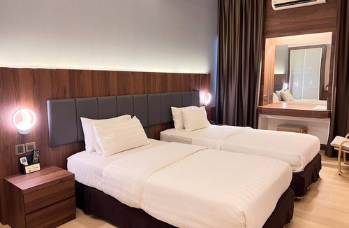 Pegawai Hotel | The Landmark Hotel