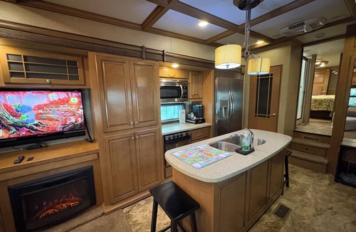 Victoria House | The Landmark Victoria RV, No Cleaning Fee/King Sleep Number Bed/Cozy