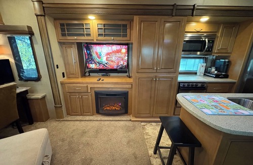 Victoria House | The Landmark Victoria RV, No Cleaning Fee/King Sleep Number Bed/Cozy
