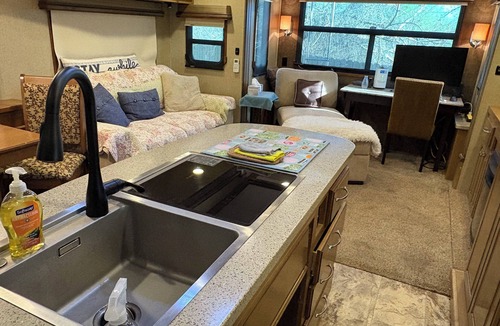 Victoria House | The Landmark Victoria RV, No Cleaning Fee/King Sleep Number Bed/Cozy