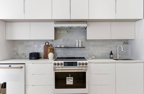 Beaconsfield Village Hotel | The Laneway - The Brick Hotel