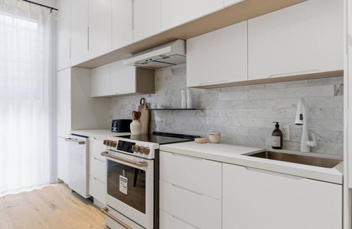 Beaconsfield Village Hotel | The Laneway - The Brick Hotel