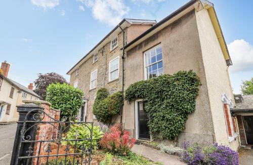 Bishops Castle House | The Laurels