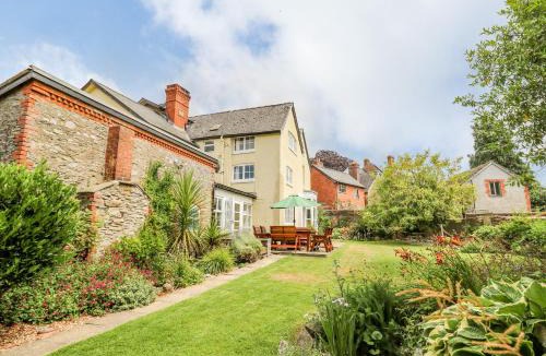 Bishops Castle House | The Laurels